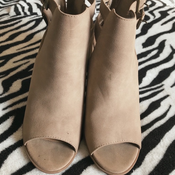 TAN HEELS ( SUEDE ) - Picture 2 of 4